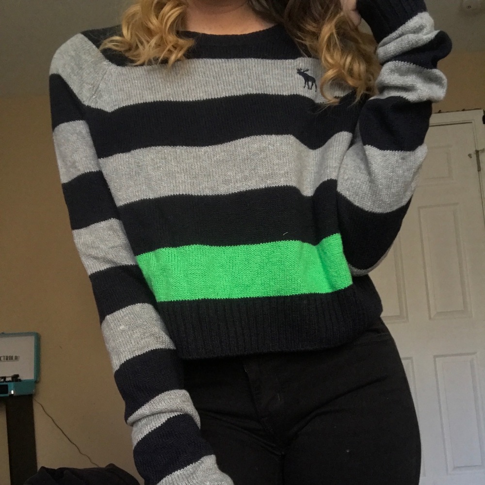 Cropped A&F Sweater - Picture 2 of 3
